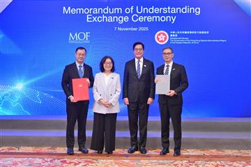 发展局今日（十一月七日）举办项目成本管理论坛2025，以「建筑新常态：共创成本效益新格局」为主题，探讨如何通过优化采购策略与应用创新技术，加强建造项目的成本管理，提升成本效益。论坛上，发展局与新加坡财政部交换合作谅解备忘录。图示财政司副司长黄伟纶（右二）、发展局局长甯汉豪（左二）、发展局常任秘书长（工务）刘俊杰（右一）及新加坡财政部辖下公共工程管理中心执行总监刘健雄（左一）合照。