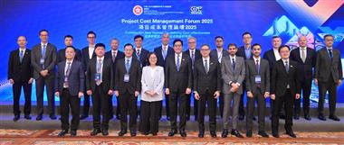 发展局今日（十一月七日）举办项目成本管理论坛2025，以「建筑新常态：共创成本效益新格局」为主题，探讨如何通过优化采购策略与应用创新技术，加强建造项目的成本管理，提升成本效益。图示财政司副司长黄伟纶（前排中）、发展局局长甯汉豪（前排左四）和发展局常任秘书长（工务）刘俊杰（前排右四）及发展局项目策略及管控处处长罗国权（前排右一）与各环节的主持及讲者合照。