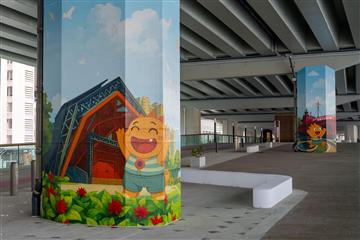 北角東岸板道（東段）明日（十二月二十九日）開放。圖示其中一個多功能開放式空間，可供申請舉辦展覽、藝術和社區活動。本地藝術家在橋墩展示東區吉祥物「東東」遊覽東區人氣景點的圖案。