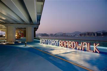 北角東岸板道（東段）明日（十二月二十九日）開放。圖示板道最東端近鰂魚涌入口的小型廣場，相連的海裕街行人路已經擴闊，提高暢達度。