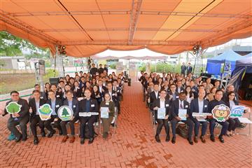 The Civil Engineering and Development Department and the Agriculture, Fisheries and Conservation Department jointly held the promulgation ceremony of the Hong Kong Nature-based Solutions Design Guidelines today (March 3), promoting the application of Nature-based Solutions to address societal challenges. About 80 representatives from academia, professional institutions, green groups, the finance sector, and public and private organisations attended the ceremony.