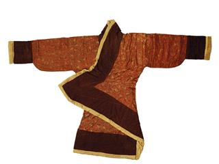 「漢風泱泱：雄渾與交融的盛世」展覽今日（三月十九日）於香港文物探知館舉行開幕禮。圖示絳紫絹地「長壽繡」絲綿袍。