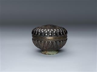 「漢風泱泱：雄渾與交融的盛世」展覽今日（三月十九日）於香港文物探知館舉行開幕禮。圖示蒜頭紋銀盒。