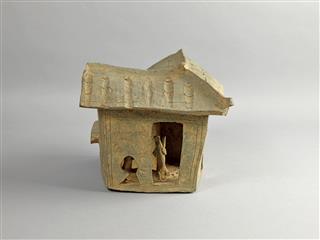 「漢風泱泱：雄渾與交融的盛世」展覽今日（三月十九日）於香港文物探知館舉行開幕禮。圖示香港李鄭屋漢墓出土的陶屋。