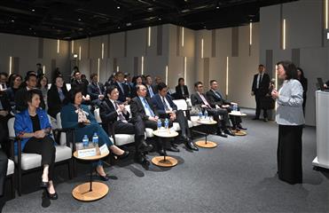 新加坡总理兼财政部长黄循财今日（三月二十七日）到访北部都会区（北都）的河套深港科技创新合作区香港园区。图示发展局局长甯汉豪（右一）向黄循财（左三）率领的代表团介绍北都整体规划及最新进展。