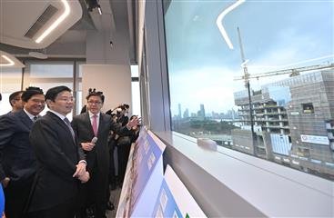 新加坡总理兼财政部长黄循财今日（三月二十七日）到访北部都会区的河套深港科技创新合作区香港园区（河套香港园区）。图示黄循财（左二）听取创新科技及工业局局长孙东教授（左三）介绍河套香港园区。