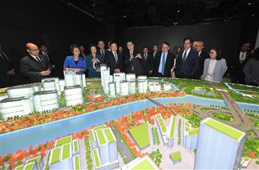 新加坡总理兼财政部长黄循财今日（三月二十七日）到访北部都会区的河套深港科技创新合作区香港园区（河套香港园区）。图示黄循财（前排左四）听取创新科技及工业局局长孙东教授（前排右四）介绍河套香港园区。