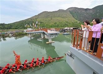 The Tai O Yim Tin Bridge and Po Chue Tam Bridge Opening Ceremony was held today (May 3). Photo shows the Secretary for Development, Ms Bernadette Linn (left); and the Secretary for Home and Youth Affairs, Miss Alice Mak (right) watching performances on the Yim Tin Bridge.
