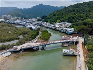 The Tai O Po Chue Tam Bridge will open to the public tomorrow (May 4), connecting the riverbanks of Kut Hing Back Street and Sun Ki Street. Its commissioning will strengthen connectivity across riverbanks and enhance travel convenience for residents and visitors.