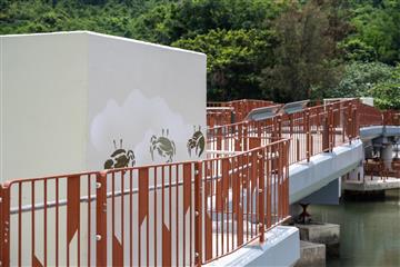The Tai O Po Chue Tam Bridge will open to the public tomorrow (May 4). Photo shows the decoration on a pillar box on the bridge, featuring graphics of various native creatures.