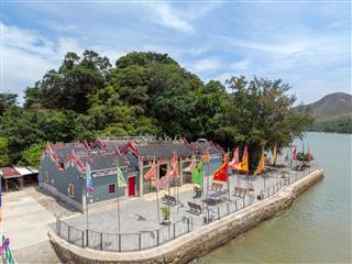 The Tai O Po Chue Tam Bridge will open to the public tomorrow (May 4). Photo shows the decoration on a pillar box on the bridge, featuring graphics of various native creatures.