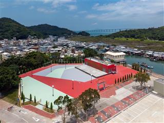 The Tai O Yim Tin Bridge and the Po Chue Tam Bridge will open to the public tomorrow (May 4). They are core facilities under the project "Improvement Works at Tai O – Phase 2, Stage 2”. Other works under the project include an amphitheatre-cum-open space at Yim Tin as shown in the photo. It provides ample public space for holding various recreational and cultural activities, including the time-honoured Shengongxi performance. This facility is expected to open later this year.