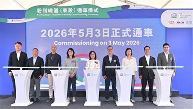 The Fanling Bypass (Eastern Section) Commissioning Ceremony was held today (May 2), marking the successful completion of the first large-scale transport infrastructure project in the Northern Metropolis. Photo shows the Secretary for Development, Ms Bernadette Linn (centre); the Permanent Secretary for Development (Planning and Lands), Ms Doris Ho (fourth left); the Permanent Secretary for Development (Works), Mr Ricky Lau (fourth right); the Director of Civil Engineering and Development, Mr Michael Fong (third left); the Director of the Northern Metropolis Co-ordination Office, Ms Linda So (third right); and other guests officiating at the commissioning ceremony.