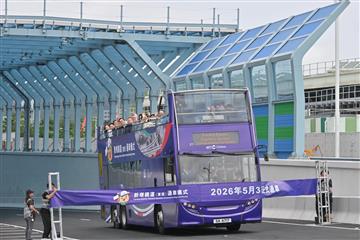 The Fanling Bypass (Eastern Section) Commissioning Ceremony was held today (May 2), marking the successful completion of the first large-scale transport infrastructure project in the Northern Metropolis. Photo shows officiating guests travelling through the underpass of the Fanling Bypass (Eastern Section) on an open-top bus.