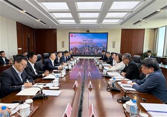 发展局局长甯汉豪（右三）今日（四月二十日）在北京与中国建筑集团有限公司副总经理陈勇（左三）及其团队会面。发展局常任秘书长（工务）刘俊杰（右二）、北部都会区统筹办事处主任苏惠思（右四）和发展局副秘书长（工务）何英杰（右一）亦有出席。