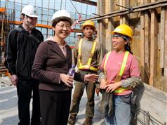 發展局局長林鄭月娥與地盤工人閒談以了解他們的工作。