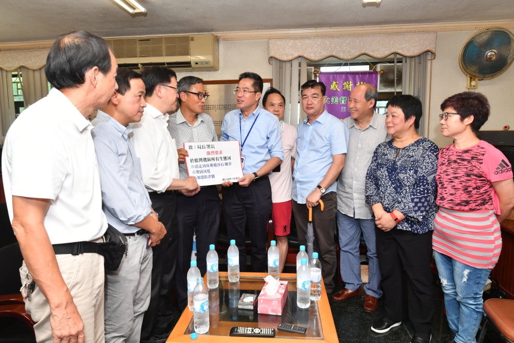 我们与大埔区议会主席张学明先生（右三）、副主席黄碧娇女士（右一）、大埔区议员刘志成博士（左四）及村长一同讨论居民要求。