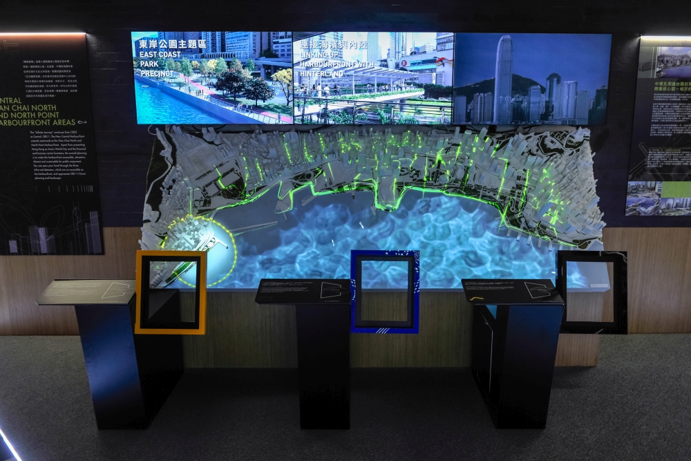 「展‧望」展区透过互动模型，让参观者体验未来香港的规划愿景，了解多个巩固香港作为亚洲国际大都会的发展项目。上述两图是「 中环 ／湾仔 ／北角 」，以及 「洪水桥及元朗南」发展项目的模型。
