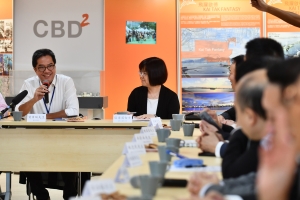 发展局局长黄伟纶（左）与观塘区议员和地区人士会面，了解当区人士关心的议题。