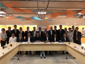 发展局局长黄伟纶（前排右三）与观塘区议员和地区人士会面，了解当区人士关心的议题。