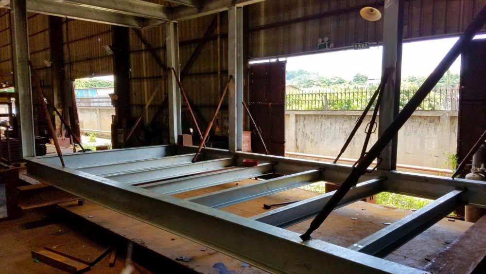 图书站采用「组装合成」建筑法建造，主要部分以预制的组件装嵌而成，大大减省工地施工时间和减低对周边环境的影响。上图﹕在工场预制组件﹔下图﹕组件运抵工地。