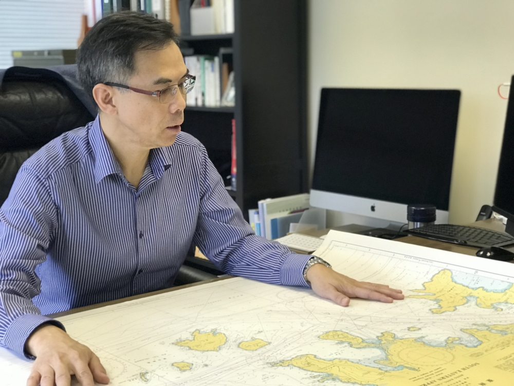 海事处首席海事主任及海道测量师周俊鸣表示，香港海道测量部不时在本港水域内进行海道测量，并以所得的数据及数据，编制最新的海图及其他相关刊物。