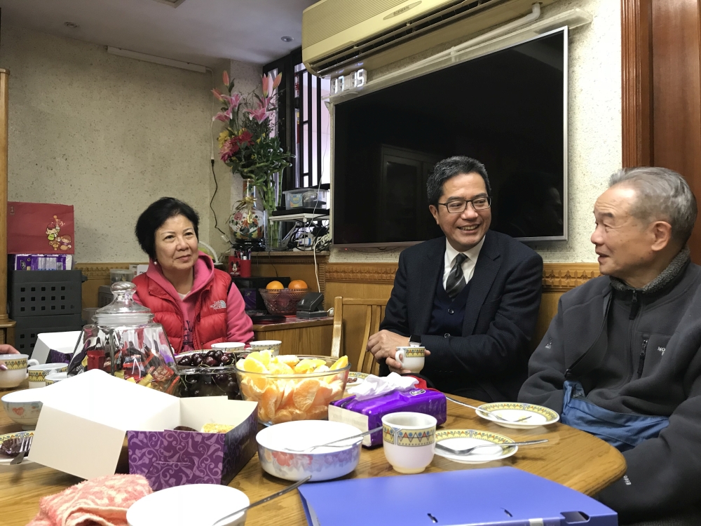 黄金大厦业主立案法团副主席莫幼刚（右）和莫太（左）欢迎政府尽快推出「楼宇更新大行动2.0」，资助合资格旧楼业主进行楼宇维修工程。