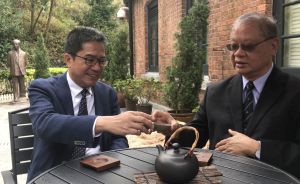 黄伟纶局长相约港大饶宗颐学术馆馆长李焯芬教授，一起到饶宗颐文化馆，缅怀饶公不凡的一生，并介绍馆内一些珍贵的藏品。