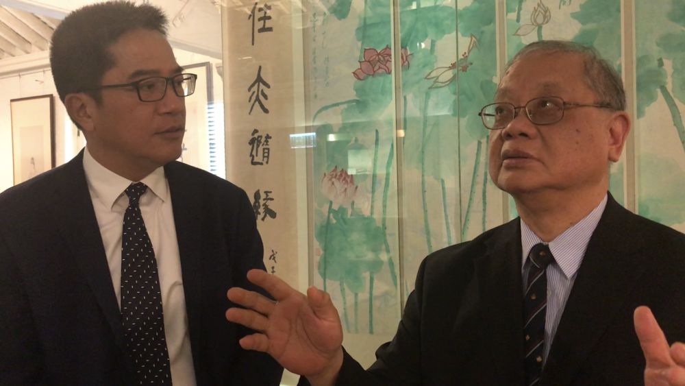 饶宗颐教授在书画艺术方面有很深的造诣。他特意为文化馆绘画的《荷花四屏》，为该馆的「镇馆之宝」。