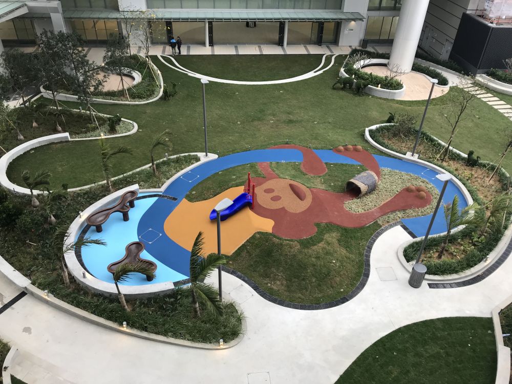 儿童医院面向启德发展区海滨长廊。医院两座大楼中间设有中央花园，开扬的景观从庭院伸延至海港以外。