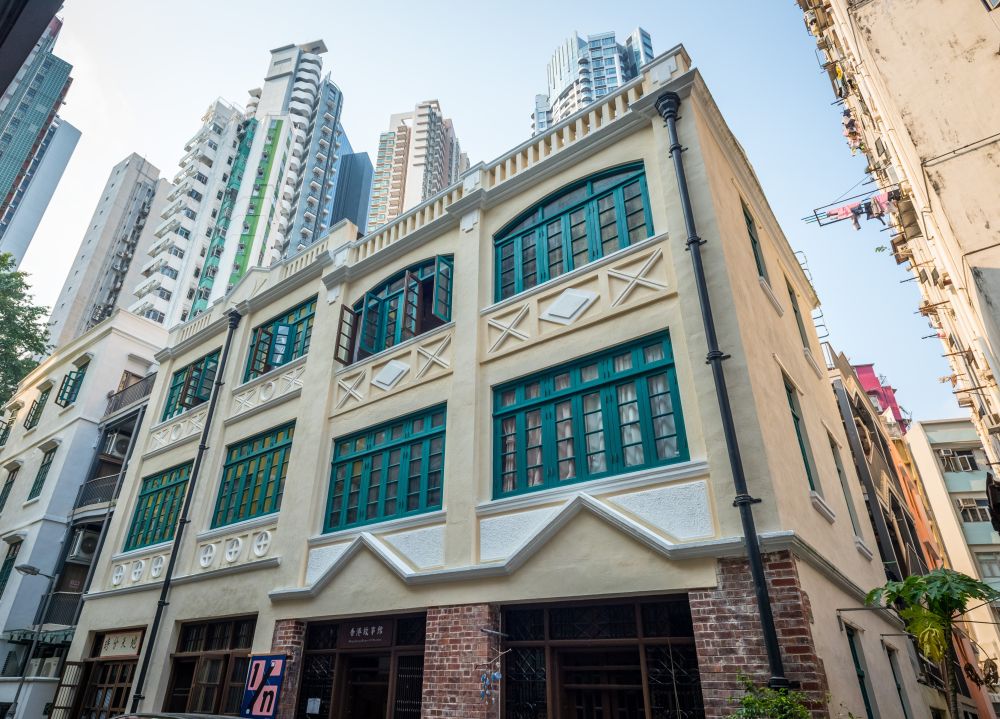 图为蓝屋建筑群中的黄屋。