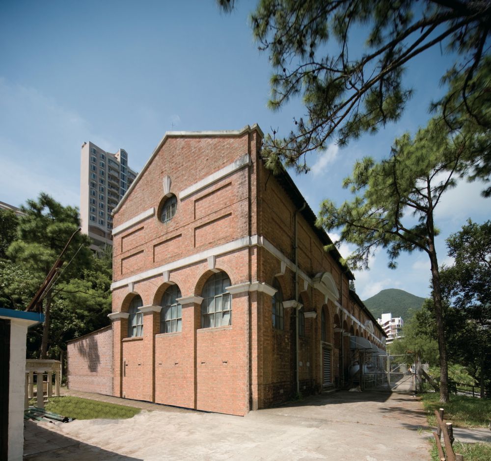 大潭笃原水抽水站建于1904年，最初是以蒸气推动的水泵，把大潭中水塘未经处理的水泵至位于山腰的隧道，再输送到中区半山亚宾尼道的沙滤池处理，经处理后的食水供应港岛北地区。