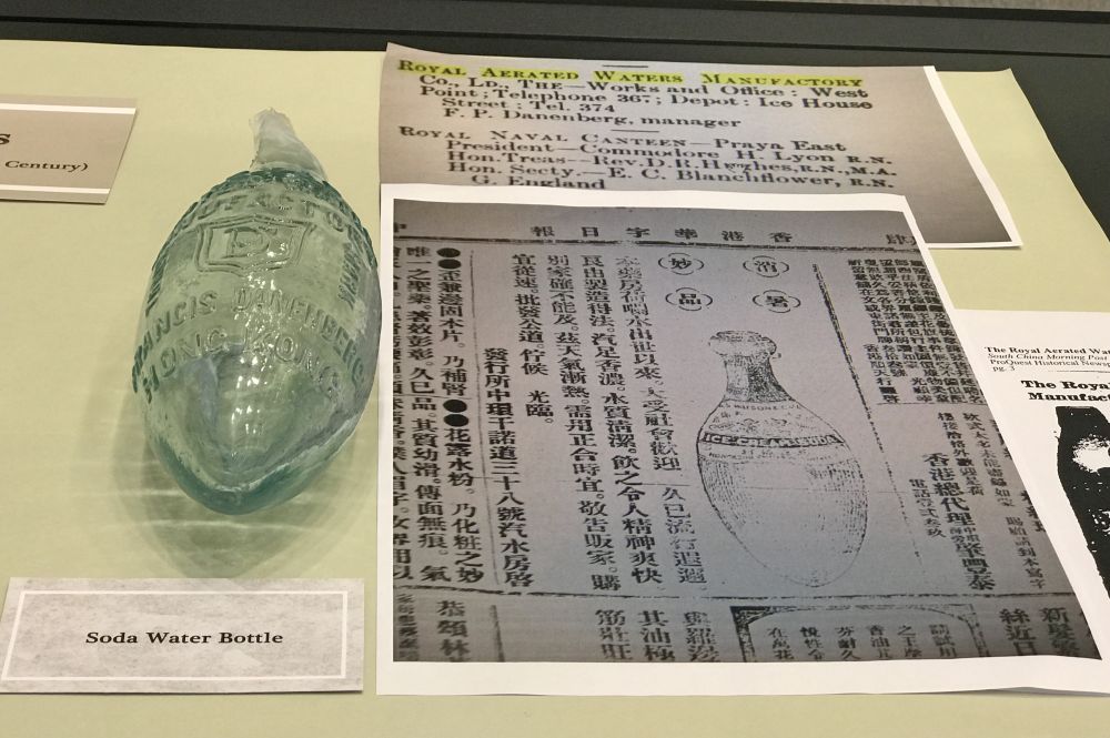 「大潭笃水塘落成一百周年」展览亦展出当年建筑工人和监工的日常用品。图为当年俗称「荷兰水」的玻璃水瓶。
