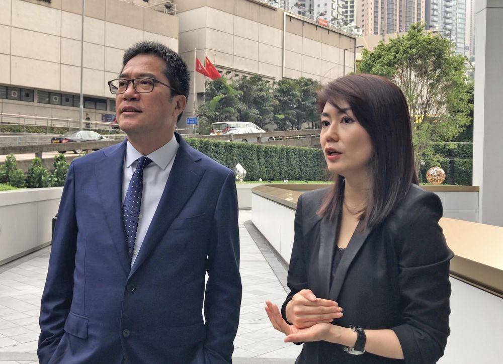 九龙仓置业执行董事凌缘庭（右）向发展局局长黄伟纶（左）介绍活化美利大厦项目的构思及特色。