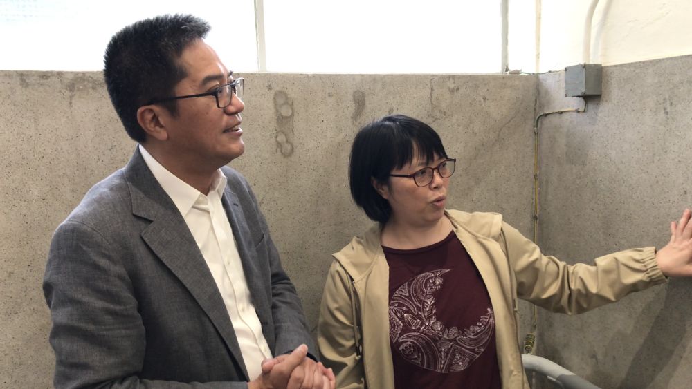 香港新闻博览馆行政总监陈小冰（右）表示，会保留髹于街市墙上的模版字，以保存昔日街市的特色和氛围。