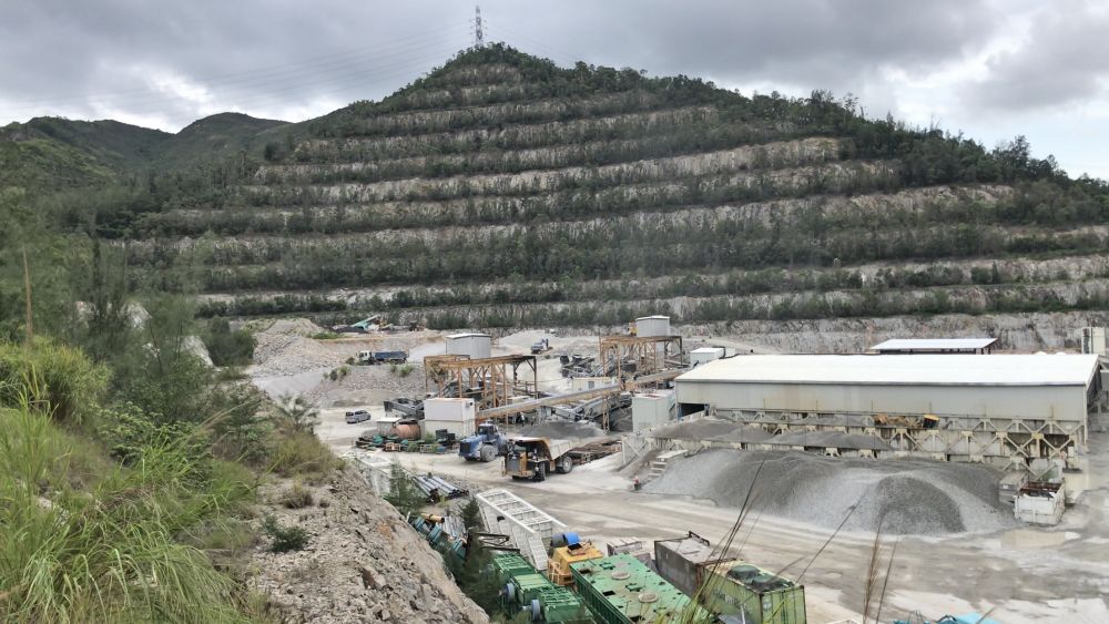 土力工程处矿务部高级土力工程师孔健忠表示，屯门蓝地石矿场是本港唯一仍然运作的石矿场，占地约30公顷，预计在2022至2023年完成开采。