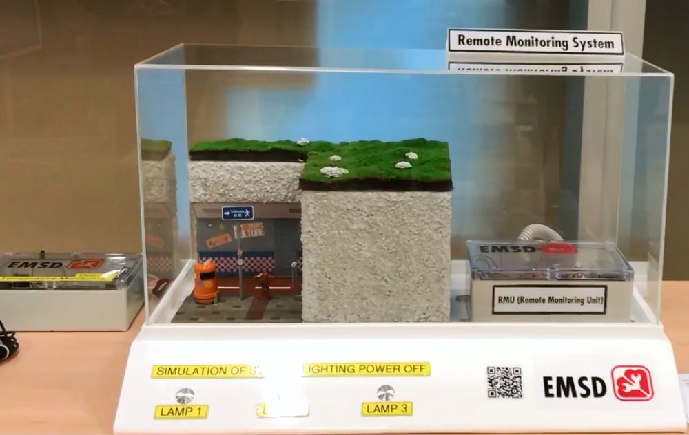 机电署见习电子工程师张佩怡介绍一套由部门自主研发的“遥距监测系统”。如交通灯发生故障，系统能实时找出准确的位置，迅速进行维修，有助减少交通灯故障的时间。