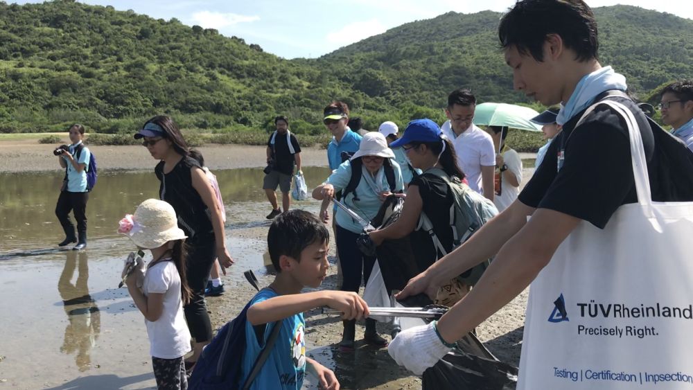 导赏团安排参加者一同清理海洋垃圾，宣扬保持海岸清洁的信息。