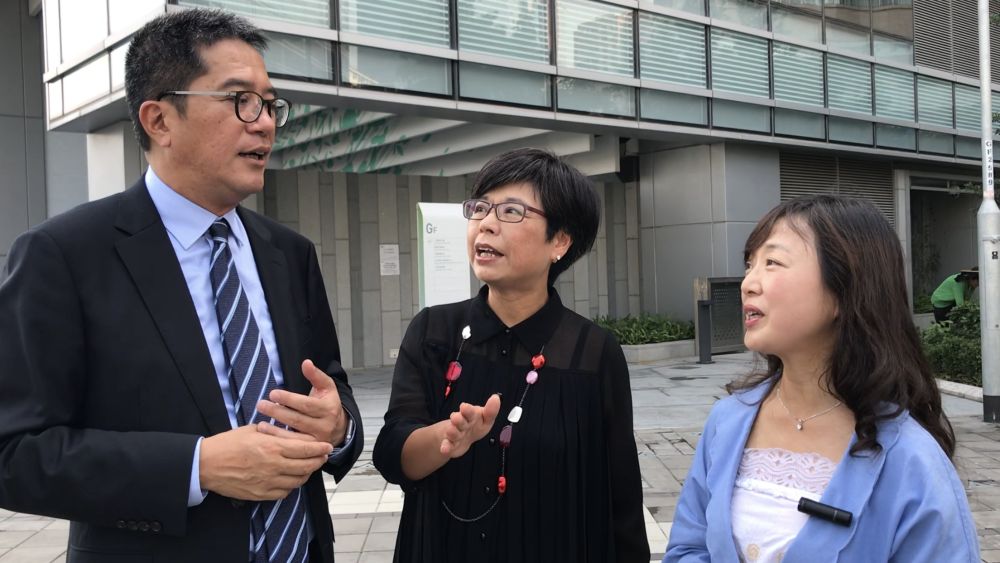 建筑署高级工程策划经理冯紫珊（右）表示，大楼外墙选用中空双层隔热玻璃，有效阻隔热力，减少冷气耗电量。