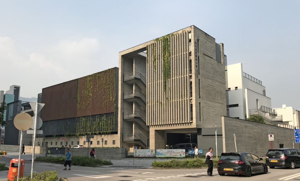 保良局何寿南小学的建筑设计，加入不少环保元素，包括清水混凝土外墙、垂直绿化、木材和金属屏风、遮阳装置等，并以矮围墙代替高围墙，令校舍和小区更加融合。