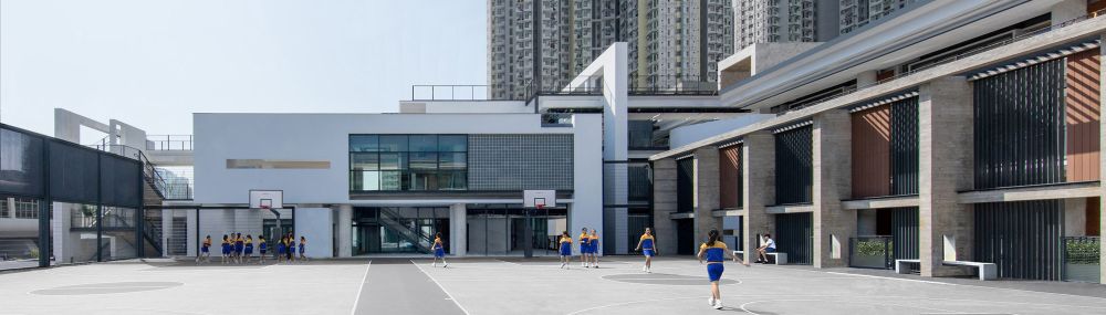 有别于一般传统学校，校舍采用低层建筑设计，楼高只有四层。