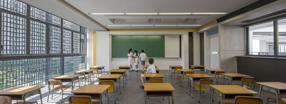 课室的窗户采用了大面积的落地玻璃窗，增加采亮度和空间感。