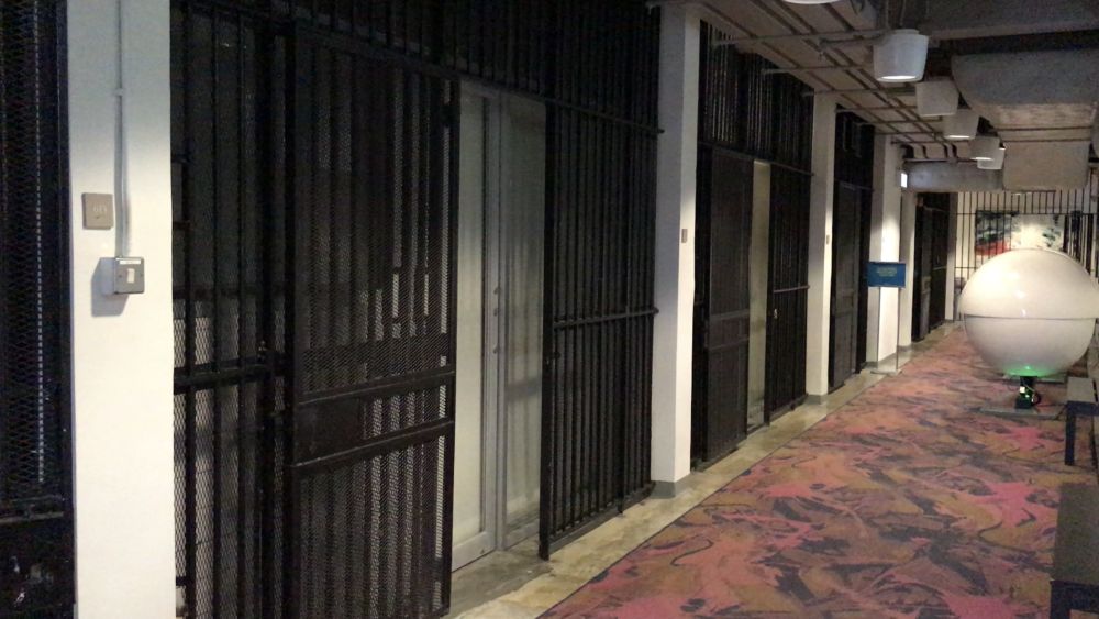 获保留的建筑特色包括：大堂的花岗石楼梯、第一法庭、羁留室等。