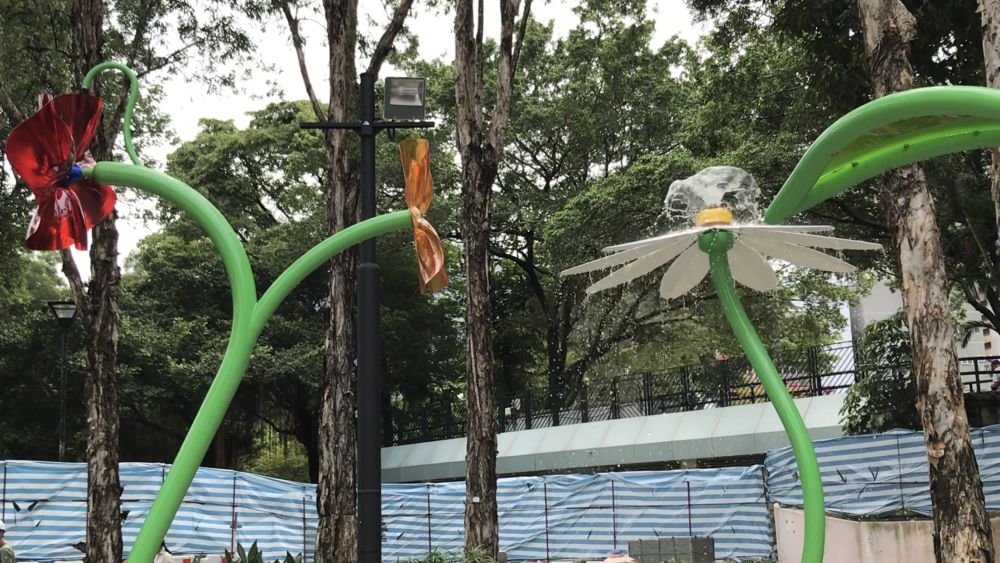 北面儿童游乐场的设计主题为「荷花的寓意」，以水中荷花为创作主题，带出平等意念。