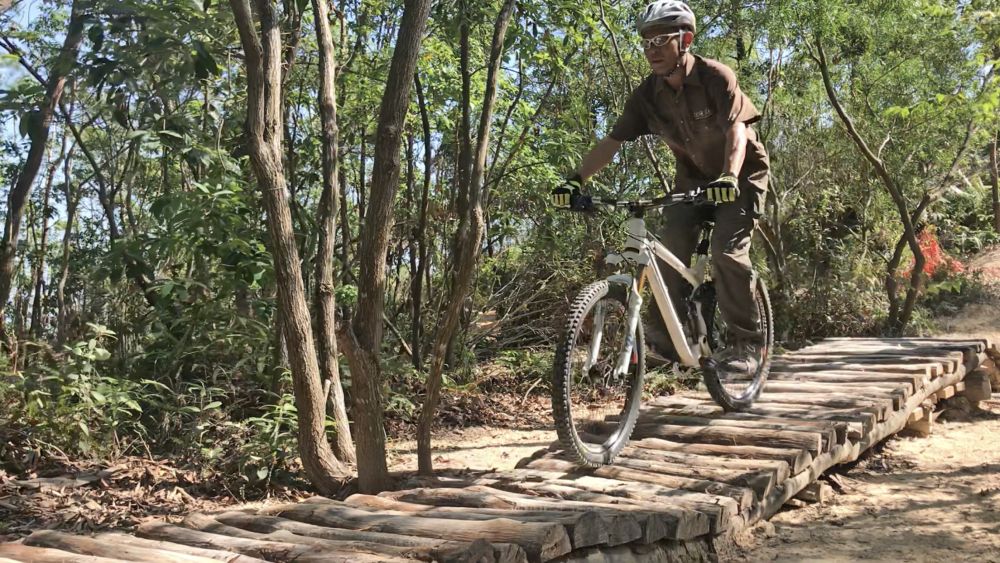 训练场提供不同难度的径道，分初、中及高级。图为国际越野单车协会路径专家林晖明在不同难度的单车径道作示范。