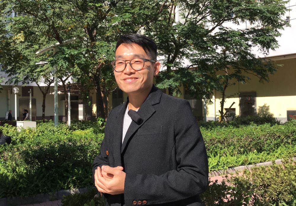 发展局园境师张家维表示，香港现时市区路旁栽种的树木主要有20多个品种，《街道选树指南》（《指南》）建议80种过往较少采用但适合在香港种植的树木品种，鼓励种植多元化的树种。