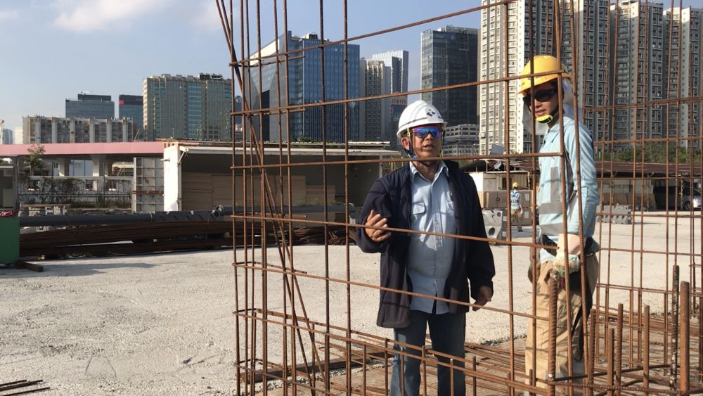 导师正用心指导学员。