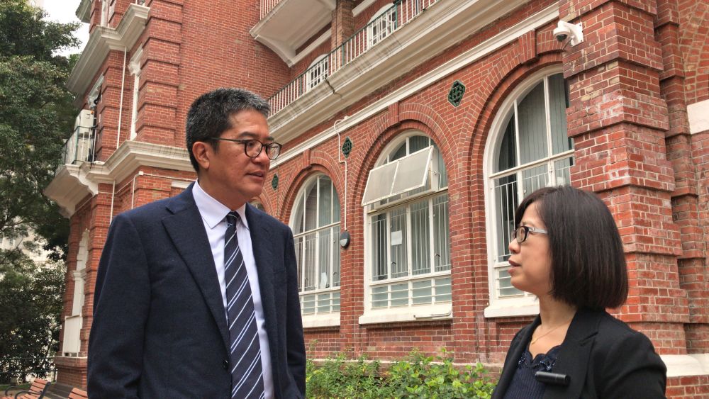 香港大学（港大）梅堂、仪礼堂和冯平山楼的外部去年11月被列为法定古迹。黄伟纶局长（左）在古物古迹办事处执行秘书萧丽娟（右）陪同下，重返自己曾住宿过的梅堂参观。