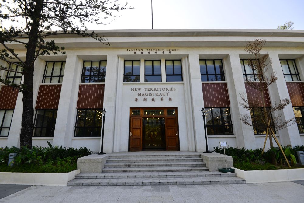 法院保留了不少原有的建筑特色，包括双层檐篷及令人联想到古典神庙建筑的仿石柱，侧面外墙则有特色的梁托和金属闸门，展现简约的新古典建筑风格。