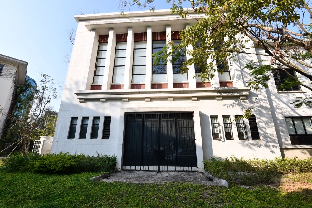 法院保留了不少原有的建筑特色，包括双层檐篷及令人联想到古典神庙建筑的仿石柱，侧面外墙则有特色的梁托和金属闸门，展现简约的新古典建筑风格。